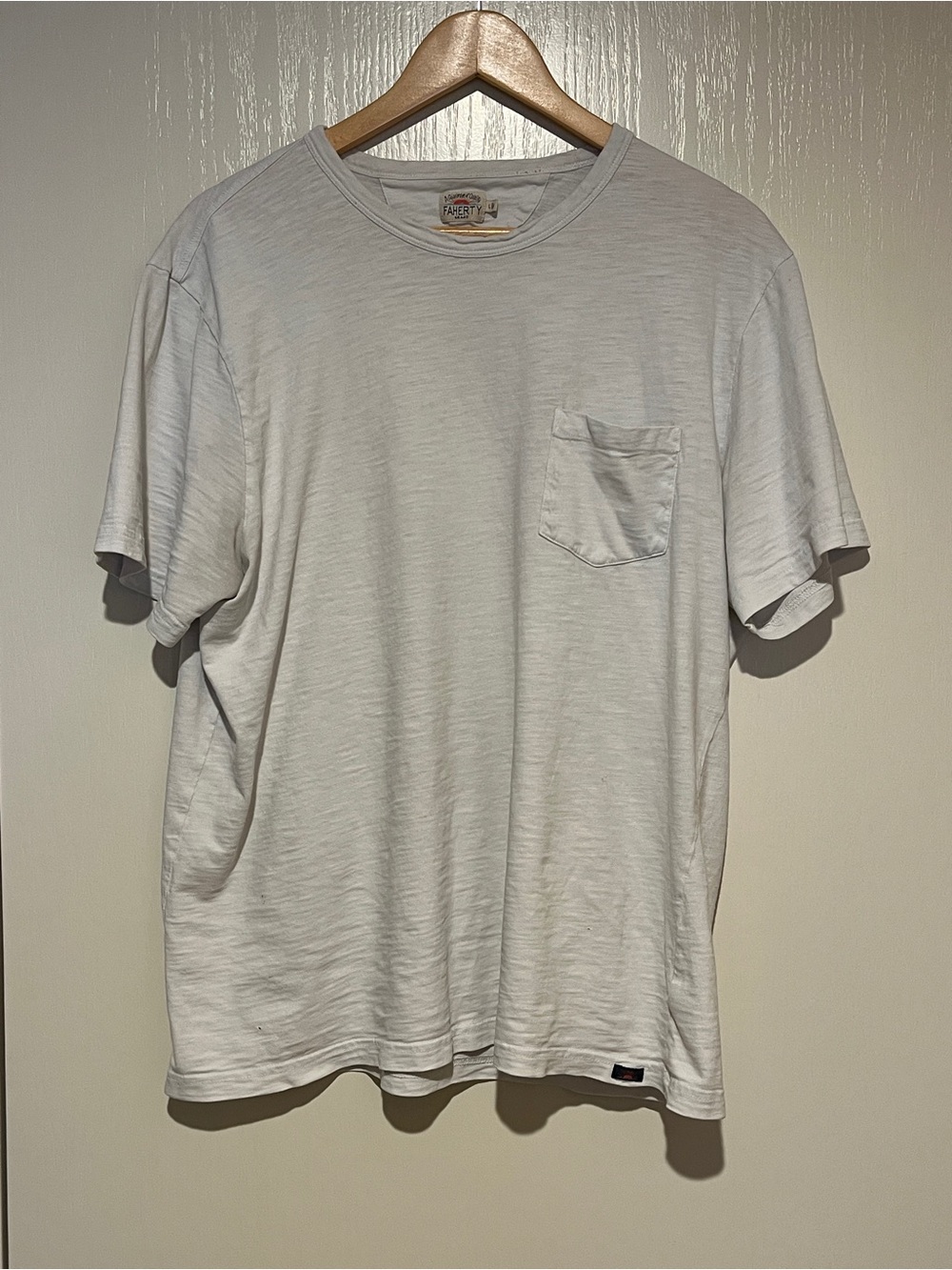 Faherty Distressed Off-White Short Sleeve Pocket Tee Men’s Sz L
